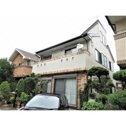 元々はこげ茶色の外壁で、重厚感もあり、素敵な建物でしたが、思い切ってライトグレーにカラーチェンジをすると、レンガタイルとのバランスにエッジが効いて、明るく柔らかい印象に変わりました。最初は見慣れないから自分の家じゃないみたいと仰っていたお施主様ですが、仕上がりには、大変ご満足いただけました。