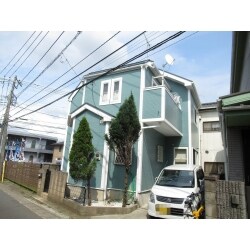 遠目からみるとスモークグリーンに見えますが、近くで見ると艶が反射してエメラルドグリーンの輝きを放ち、とてもきれいな仕上がりです。雨水がツルンと滑り落ちる様を見て、お施主様は大変ご満足いただいております。