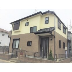 既存屋根材が、劣化進行速度の速い商品であったため、早急に重ね葺きをさせて頂くことをご提案いたしました。この屋根材に対する対処の仕方は会社によって様々です。葺き替えることをお勧めする会社もあるでしょう。費用面のことを考えて弊社は、葺き替えではなく重ね葺きすることをお勧めしております。または、塗装をしてしまう会社もあるかと思いますが、ボロボロで直に雨漏りする屋根に塗装をするのはもったいないので、お勧めはできません。