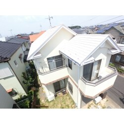 屋根壁共に白系で統一し、アクセントのレンガ調ブロックが引き立ち、遠くから見てもきれいになったのが分かるくらい、見違えりました。こだわったお色をとても喜んでいただけてよかったです。木部の質感を損なわないような塗装で、きれいに仕上げました。