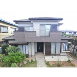 外壁塗装とベランダ解体・新設工事を行いました。ベランダ自体が劣化していたため、ベランダを丸ごと新しく組み立てました。ベランダのサイディングをアクセントにするため、サイディングの色や模様をお選びいただく際は、見本をメーカーから取り寄せて実物をご覧頂きながらお選びいただきました。