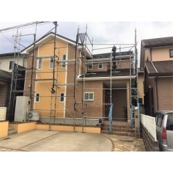 ２種類の外壁材にはそれぞれに適した塗料をいくつかご紹介させていただきました。屋根は金属のガルバリウム鋼板で重ね葺き（カバー工法）工事で施工。バルコニー床は表面だけ少し劣化が見受けられましたので、トップコートでコーティング塗装いたしました。