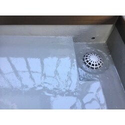 バルコニー床面の劣化により、雨が染み込み1階室内天井まで伝ってしまったと考えられます。応急処置も兼ねて、しっかりと防水工事を行いました。