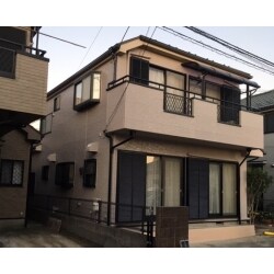 築22年の建物。経年劣化で発生したクラックや藻の下地処理を丁寧に行いました。下地処理をしっかりと行うことで、塗料の効能が発揮しやすく、長持ちします。外壁塗装は、色を変える楽しみもありますが、建物を保護する目的で行うので、一つひとつの工程を手を抜かずしっかりと施工させていただきました。