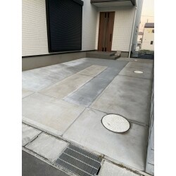 駐車場と犬走りの土間コンクリート打設工事です。優先順位を決めて段階的に進めていきます。まずは最初に工事をしなくてはならない箇所から始まりました。