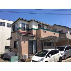 赤い屋根と外壁帯板の緑のコントラストがかわいい仕上がりになりました。軽くて丈夫な金属屋根を重ね葺きいたしました。