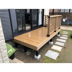 既存木製ウッドデッキが古くなってきたので撤去し、新しく人工木ウッドデッキを設置いたしました。また、隣の部屋の掃出し窓には同じく人工木デッキを設置いたしました。ベランダを、ロンシール塩ビシート防水仕様で施工いたしました。駐車場伸縮門扉を交換いたしました。