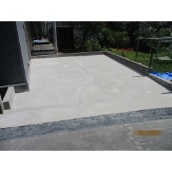 駐車場土間コンクリート打設工事。
入口段差をなくし、車庫入れがしやすくなりました。