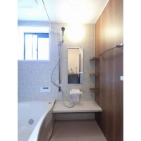 床暖房完備のユニットバスリフォーム、オシャレなクロスのトイレ