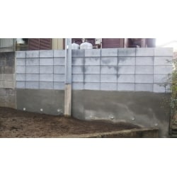 塀の下半分を鉄筋コンクリート造にし、土台部分を補強します。上半分にはブロックを5段積み上げました。