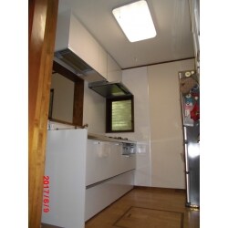 キッチン・浴室・洗面・トイレ2カ所の水まわり交換工事・内装工事・段差解消や手すり取付等のバリアフリー工事・シロアリ防除湿気対策工事を行いました。