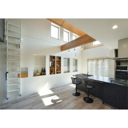 結婚を機に新居を検討していたO様ご夫妻。その矢先に、ご主人のお母様が移住することが決まったため、ご実家を引き継ぎリノベーションすることに。 
大きく変えたのはLDKがある2階。お二人で並んで料理ができるよう設置したオープンキッチンは陽光を遮らず、空間全体の明るさを保ちます。カップボード・パントリーを設け抜群の収納力を確保。
リビングに続く洋室は2部屋を取り込み、ゆったりと使いながらも、先々フレキシブルに変えることもできるような間取りです。洋室に開口部を設けたことでリビングとつながりが持て、一体感がある空間に変身。
1階も床・壁・天井を張り替えて水回りを一新。快適で機能的な住まいに生まれ変わりました。
