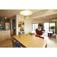 【中古購入】無垢床とカラーペイントが彩る開放的な空間