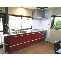 キッチンの交換とDKの内装工事を行いました。L型からI型キッチンへレイアウトを変更し、すっきりと使いやすいキッチンになりました。表しの柱の部分など既存の日本家屋の雰囲気を活かした、赤いキッチンが映える素敵な空間となりました。