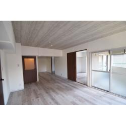 グレージュのフロアがスタイリッシュな空間を演出しています。ブラウンの建具ともとてもマッチしており洗練されたコーディネートとなっています。
