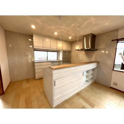 分散していた収納と動線を見直し、家族みんなが使いやすい開放的な対面キッチンへ。落ち着いたベージュトーンのムーミン柄ホーローパネルが空間になじみ、二世帯が自然につながる、温かみのあるキッチンが完成しました。