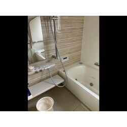折角、今回工事をするのでお風呂はリラックスでき身体の疲れを取れる場所にしませんかとご提案。
浴槽の形からこだわりヘッドレストのついた肩・腰からお湯が出るタイプにしました。とても気に入って頂き、今では１時間以上入っている事もあるそうです。
