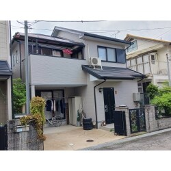 外壁シーリング劣化による亀裂とスレート屋根の劣化による割れ・欠損箇所から雨漏れがあり工事のご決断いただきました。屋根工事はスーパーガルテクトを使用し既存屋根を撤去せず工事する事が出来るのでコストが抑えられ断熱効果も向上するためお客様にも大変満足していただけました。
