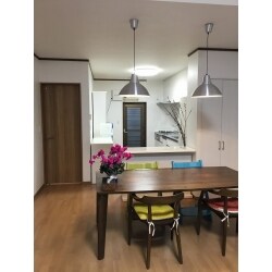 シンプルながらも照明器具や家具が映える空間になりました。