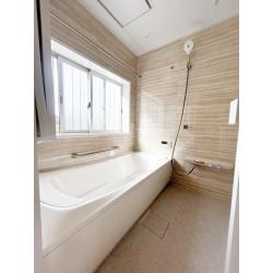 使用した浴槽は人間工学に基づいた設計で、リラックスしやすい姿勢で入浴できるようになっています。壁は全面ベージュで明るい雰囲気になり、床もお掃除ラクラクです。

また今回は内窓を設置することで、補助金利用ができ、経済的にもお得にリフォームすることができました。