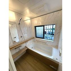 壁パネル、フロア、天井など自由に選べる浴室で、理想の空間を細部までデザイン可能。木目調や石目調など、質感にもこだわっています。

握りやすい「かまぼこ型」サポートバー＆便利なシェルフ付きで、使いやすさと安全性を両立。立ち座りの補助や小物の収納に最適です。