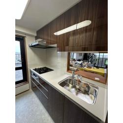 キッチンは既存のレイアウトを活かしつつ、設備を一新。
レンジフードには「スーパークリーンフード」を採用し、油汚れがつきにくく、お手入れも簡単です。

浴室と洗面はコンパクトな空間ながら、使いやすくなりました。