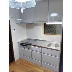 TA社のトレーシアを設置いたしました。

今回設置したキッチンは、キャビネット内部もホーロー素材を採用しているため、丈夫で頑丈です。お掃除もサッとひと拭きでOK。

同様にパネルやレンジフードも油汚れに強く、掃除がしやすい ホーロー製 です。