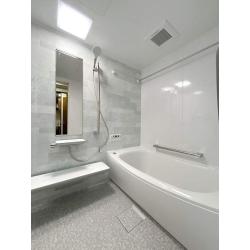 浴室はT社 マンションリモデルWYシリーズで、明るく清潔感のある浴室へリフォームしました。
床はやわらかい踏み心地で冬場もヒヤッとしにくく、乾きやすい ほっカラリ床です。
浴室リフォームに合わせて、洗面化粧台もT社「オクターブ」へ交換しました。
 奥ひろ収納で日用品がすっきり片付き、洗面空間も明るく使いやすい仕上がりになりました。
