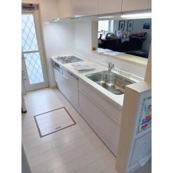 既存の吊り戸は活かしつつ、下台とレンジフードを交換いたしました。色合いが似ているため、違和感のない見た目になっています。

