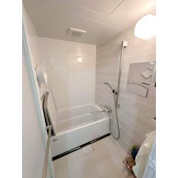 浴室は壁パネルは耐久性と清掃性に優れた“ホーロー”素材で、マグネットがしっかり付くため、桶や掃除道具を浮かせて収納できます。床に物を置かないことで乾きやすく、カビやぬめりの発生も抑制。

洗面の引き出しは奥まで使えるオールスライドタイプで、日用品を見やすく、取り出しやすく収納できます。