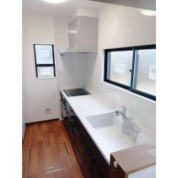 吊戸棚をなくして背面にカップボードを配置したことで、キッチン全体が明るく開放的になり、収納量も十分に確保できました。