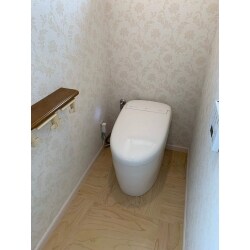 2階のトイレを最新式トイレにリフォーム致しました。タンク式よりスタイリッシュでお洒落な空間に生まれ変わりました。
