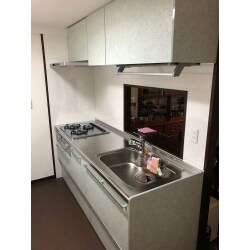 K社の「ラクエラI型」を設置致しました。
扉カラーは「カフェタイルアクア」になっており、キッチンの向かいには収納キャビネットを設置致しました。また、床とクロスも新しく張替え致しました。

