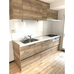 浴室、キッチン、洗面化粧台、洋室2室のフローリング、その他内装工事を行いました。