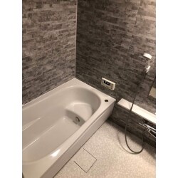 マンションの浴室・トイレをリフォーム致しました。
浴室の周辺パネルは、人気の「クレアライトグレー」で仕上げています。
トイレは、スッキリとしたフォルムでお掃除しやすくなっています。