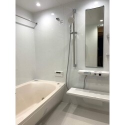 マンションユニットからT社の最新ユニットバス「シンラHKシリーズ」へリフォームしました。
ワイドな浴槽なので、マンションでもゆったりと湯船に浸かることができます。また人工大理石仕様のため、お掃除もラクラク！