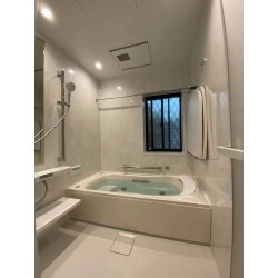 既存ユニットからT社の最新ユニットバス「シンラHKシリーズ」へリフォームしました。ショールームへ行かれた際に、こちらの商品を気に入られ、設置させていただきました。