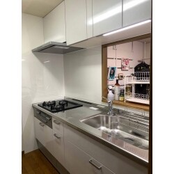 L社のシエラI型を設置いたしました。
ワークトップは傷に強く、汚れも拭き取りやすい構造になっています。
扉カラーはシンプルな「スムースホワイト」をセレクトしています。

