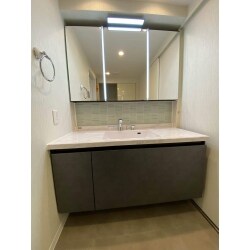 マンションでの浴室・洗面・トイレリフォームを行いました。
浴室・トイレはT社を、洗面はL社を採用。洗面化粧台は、ミラーと化粧台の間にタイルを貼ることによって、クロスでは出せない質感とデザイン性を出しています。