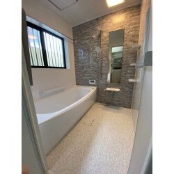 T社 サザナHTシリーズ Ｔタイプを設置いたしました。
スライドバーは手すりとしても使用可能なので浴槽の出入りの際、便利です。
また保温性・断熱性にも優れているので、冬場でも寒くなりにくく、暖房換気乾燥機を使用することでシャワー中でも温かく入浴できます。