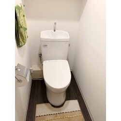 使い勝手の良さ・清掃性ともに優れているT社のピュアレストQRを設置いたしました。
お子さんがいて家事が大変な分、少しでもお掃除がラクにできるよう便器やウォシュレットは汚れにくい仕様になっています。
内装工事も併せて行い、明るくスッキリと空間に生まれ変わりました。