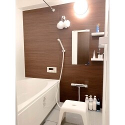 マンションの浴室・トイレをリフォーム致しました。
浴室はウッド系のアクセントパネルを選択することで、お洒落な雰囲気になりました。
トイレは節水や節電、便器内のコーティング力が向上し、エコであり汚れにくいものになっています。