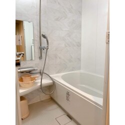 マンションでの浴室とトイレをリフォーム致しました。
今回はL社製品を採用。お洒落かつシンプルな空間になるよう白を基調に仕様を決めていきました。浴室・トイレ共に清掃性に優れ、以前よりもお手入れが簡単になりました。