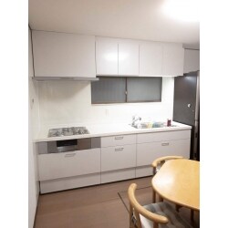 統一感のあるデザインがご希望であったのでホワイトを基調とした仕様でまとめさせていただきました。
浴室はユニットバスにしたことで出入口の段差が無くなり、バリアフリーになりました。躓くこともありません！
キッチンはうまく仕様選択することでコスト抑え目で希望する製品を設置することができました。