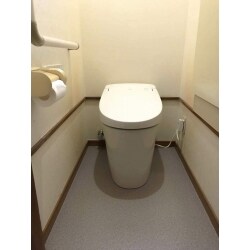 トイレ空間が狭くなることは避けたいとの事だったので、既存サイズと同等のL社サティスSを設置いたしました。
サイズ感は同じですが機能性や清掃性は向上しています。特に節水とお手入れのしやすさは注目すべきポイントです！また床CFも併せて張替えいたしました。

