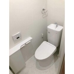 T社のピュアレストMRを設置いたしました。
シンプルな白のデザインで落ち着いたトイレになりました。
フロア収納キャビネットにはトイレットペーパーや掃除道具を収納することができます。
またクロスや床CFも合わせて張替えいたしました。