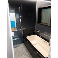 L社のスパージュを設置いたしました。
ブラックの浴槽とブルーのアクセントパネルで高級感のある浴室空間に仕上がっています。
正面上部のライトは調光調色システム付で気分によって明るさを調整できるようになっており、断熱性も製品自体の性能アップ＆オプションでの保温材追加で快適に入浴できます。
