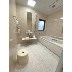 戸建宅の浴室と洗面化粧台をリフォーム致しました。製品はT社を採用。

浴室は1620サイズなのでとても広々としており、快適に入浴できそうです。T社製品の場合、目地のコーキング使用箇所が少ないのでカビが生えにくいのも選ばれているポイントです。

洗面は以前の開き戸から引出し式になったことで収納スペースが増えました。鏡の裏側も全面収納付になっています。