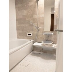 マンションの浴室と洗面、トイレのリフォームを行いました。
使用製品はT社を採用。お掃除のしやすさを優先して仕様選択していきました。全体的にシンプルなデザインで圧迫感がなく、清潔感のある空間に仕上がっています。
