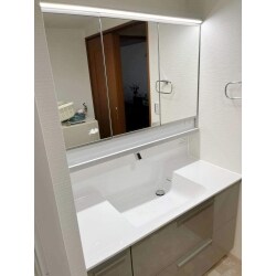 洗面化粧台とトイレの交換工事を承りました。
使用製品はどちらもT社を採用。利便性かつ清掃性に優れている商材をご提案いたしました。

洗面台の収納スペースは抜群で、たっぷり収納する事ができます。扉は引き出し式になっており、モノの取り出しも簡単。

トイレは従来のものに比べて、手洗ボウルに深さがあり、手洗いしやすい＆水はねしにくい形状になっています。